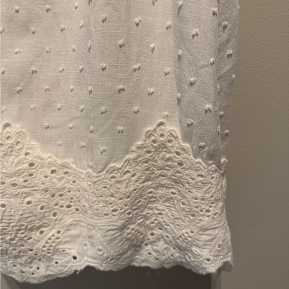 Everleigh White Embroidered Lace Swiss Dot Top Size Medium - Picture 3 of 4